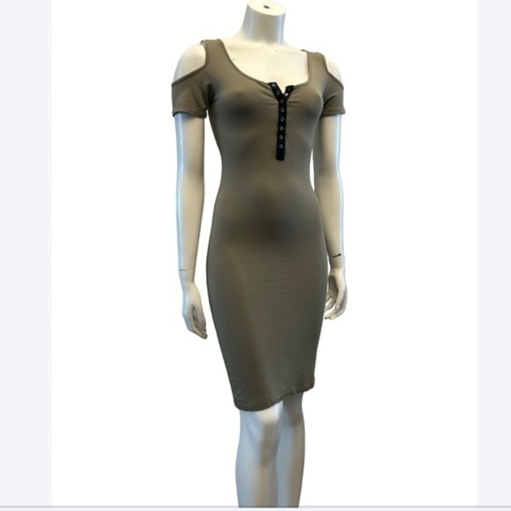 HEART & HIPS fitted short sleeve olive green dress. Front buttons.